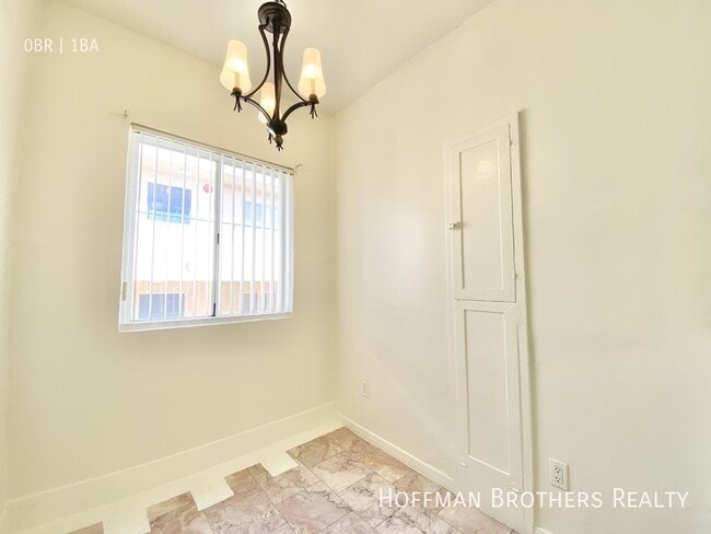 Building Photo - 4852 Rosewood Ave