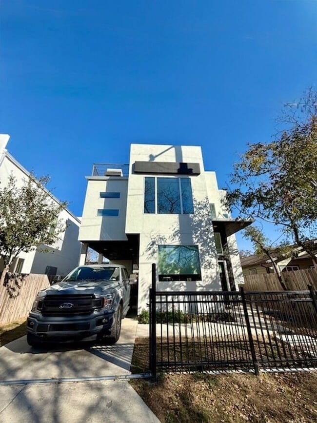 Building Photo - Modern, Gated Single Family House in Tobin...