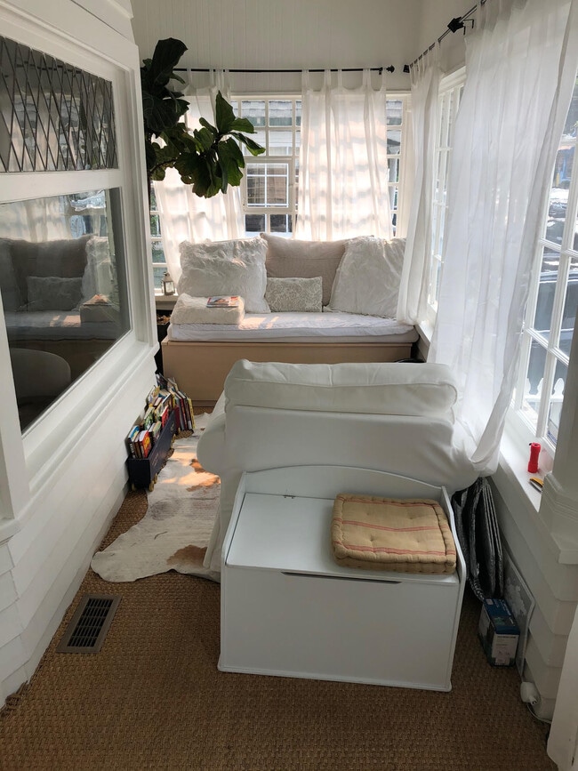 Sun Porch - 154 Fraser Ave