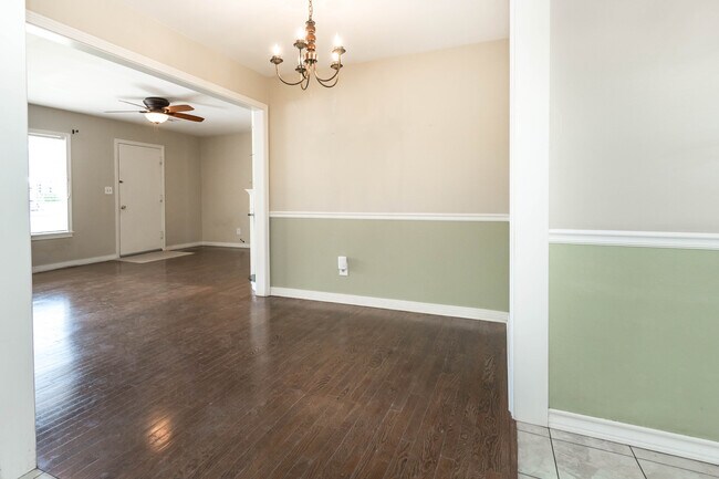 Building Photo - 115 N La Salle St