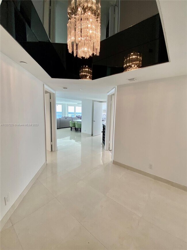 Foto del edificio - 16485 Collins Ave