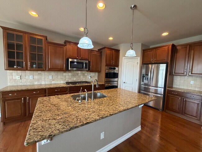 Foto del edificio - Luxurious 5-Bed Oasis with Scenic Views and Elegant Finishes in Blackstone Country Club, Includes...