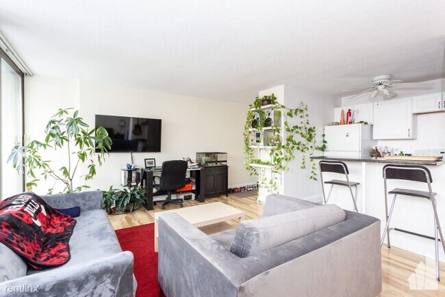 Building Photo - Studio, 1 bath Condo - 2740 N Pine Grove A...