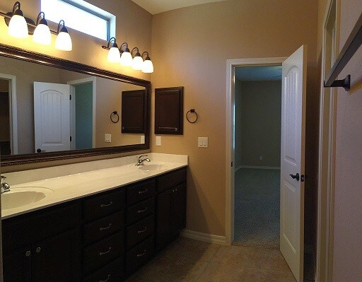 Building Photo - 2200 Honey Dew