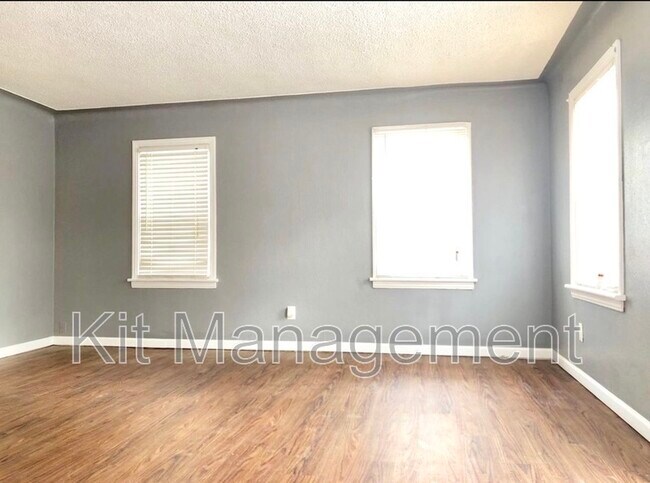 Foto del edificio - 1338 Crestwood Rd