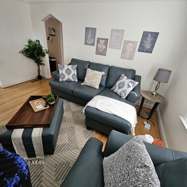 Espacio acogedor para reunirse - 2212 Burger St