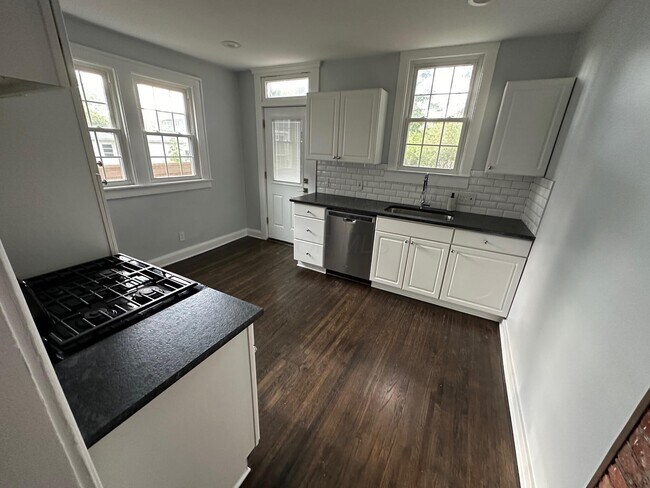 Foto del edificio - 99-101-101 Tibet Rd