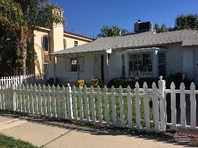 Techo y sistema de aire acondicionado nuevos, patio delantero cerrado con estacas blancas. - 4950 Chimineas Ave