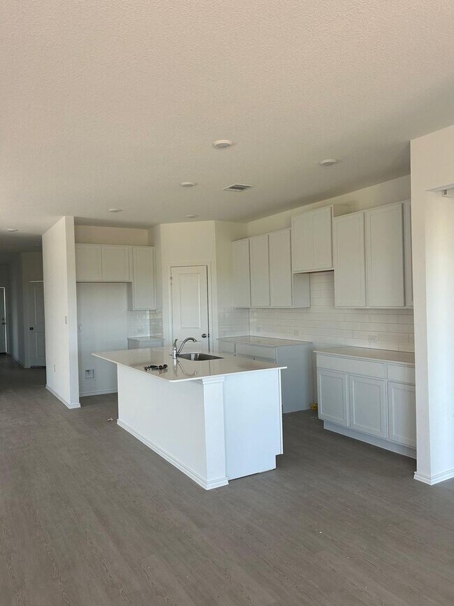 Foto del edificio - NEW BUILT, never lived in charming 4BR3 ba...