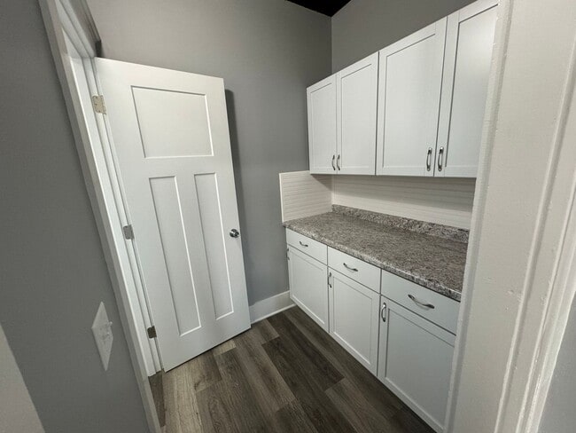 Building Photo - New Moline Rental Ready Now