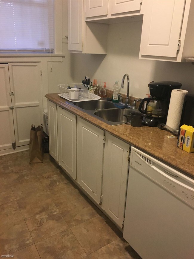 Building Photo - 1 br, 1 bath Apartment - 2816 N Cambridge Ave