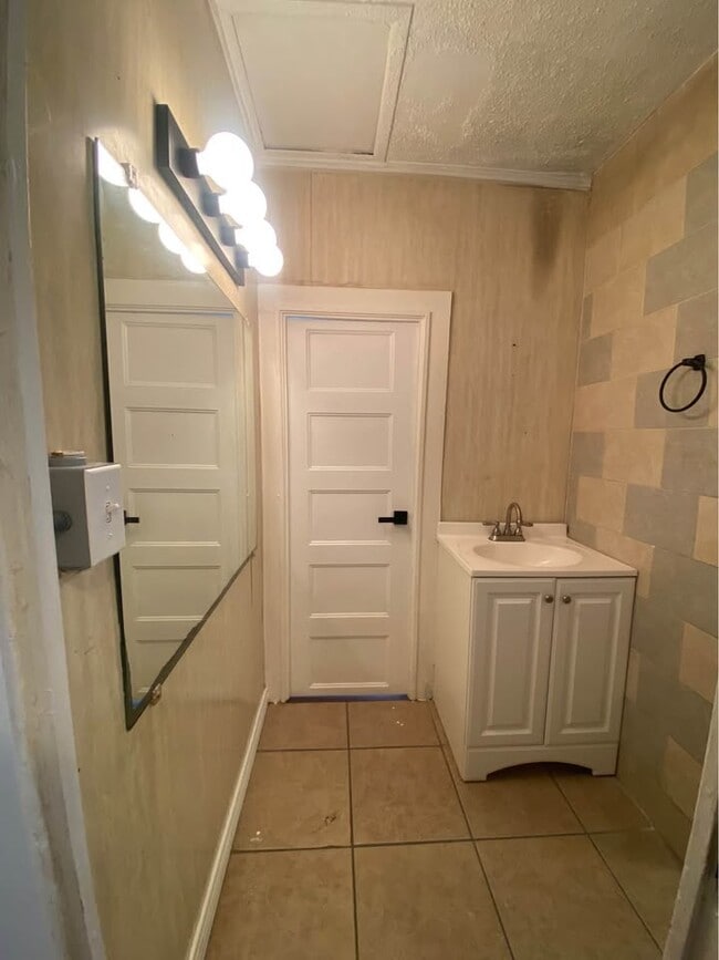 Building Photo - 617 S Nebraska Ave