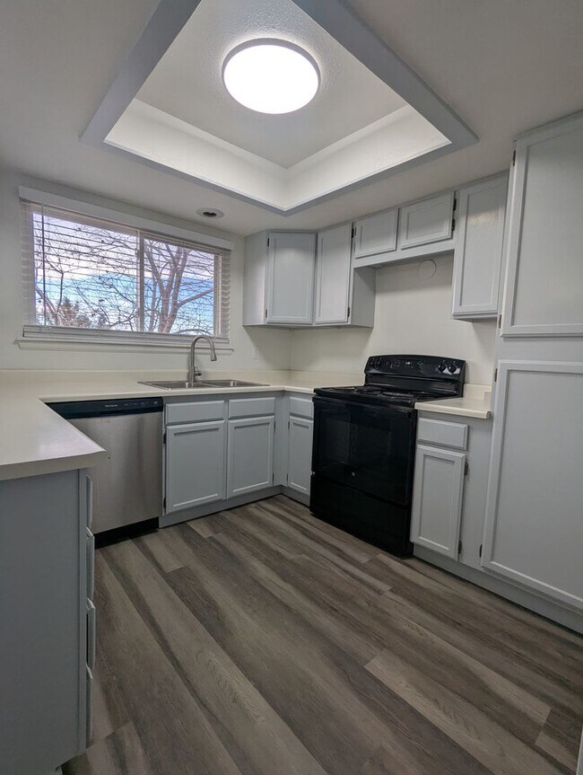 Foto del edificio - SUPER NICE REMODELED 3 BED, 3 BATH HOME IN HIGHLANDS RANCH!  FEBRUARY 1ST OCCUPANCY!
