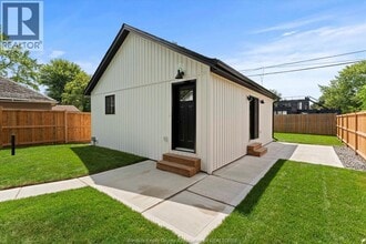 Building Photo - 557 Elinor St