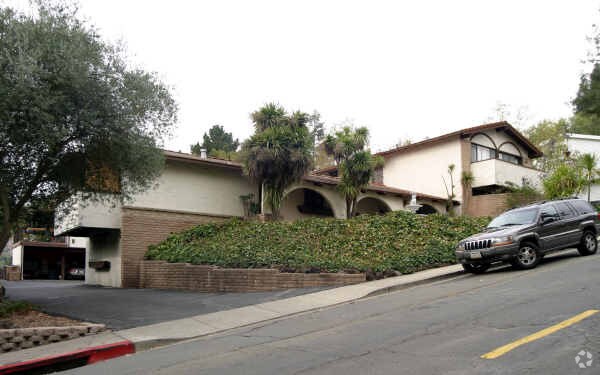 Building Photo - 2050 Ascot Dr