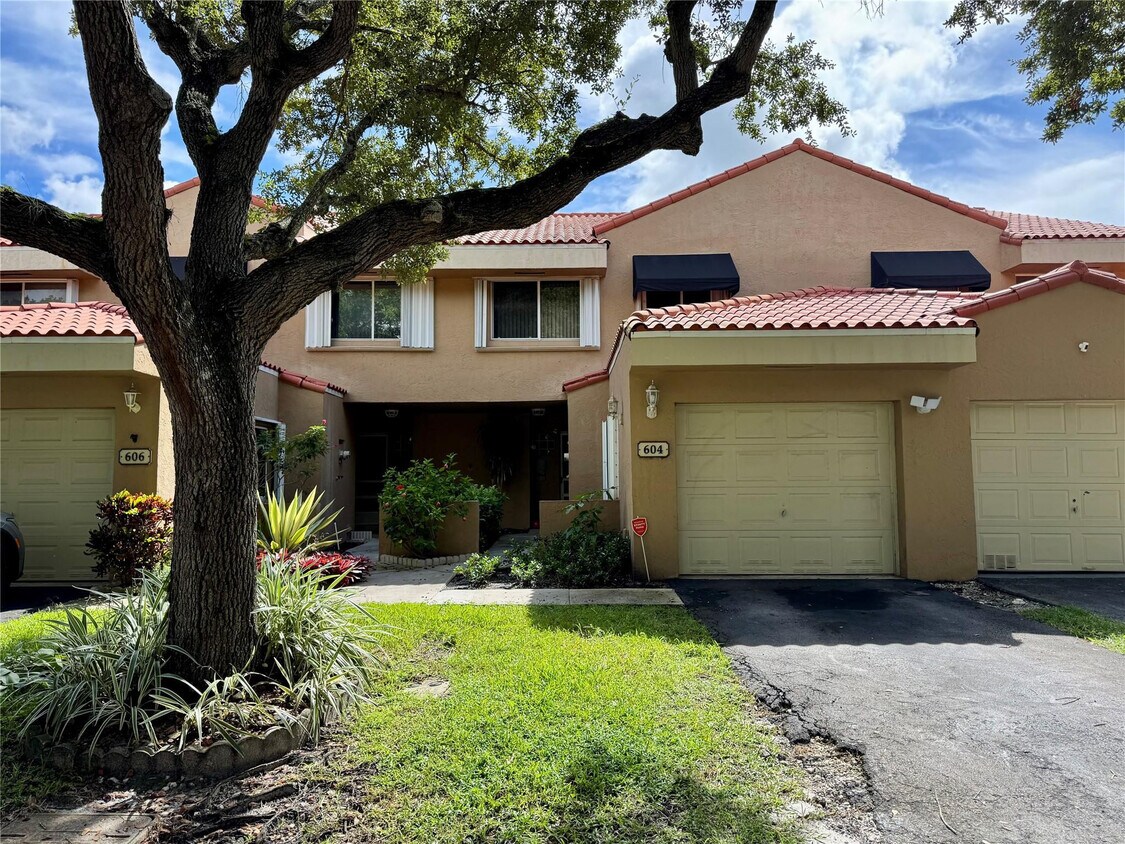 Foto principal - 604 N University Dr