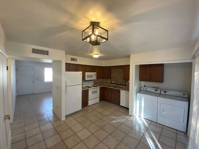 Foto del edificio - 5758 E 24th St