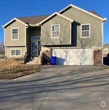Building Photo - 3112 Oakwood Dr