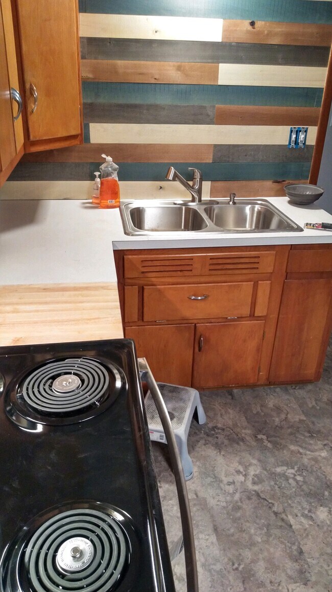 Fregadero de acero inoxidable, tabla de cortar integrada en la encimera. - 515 3rd Ave NW