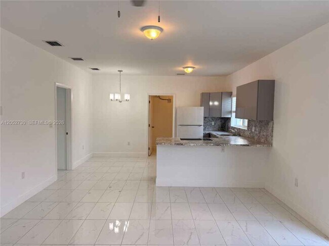 Foto del edificio - 3027 NW 23rd Ave