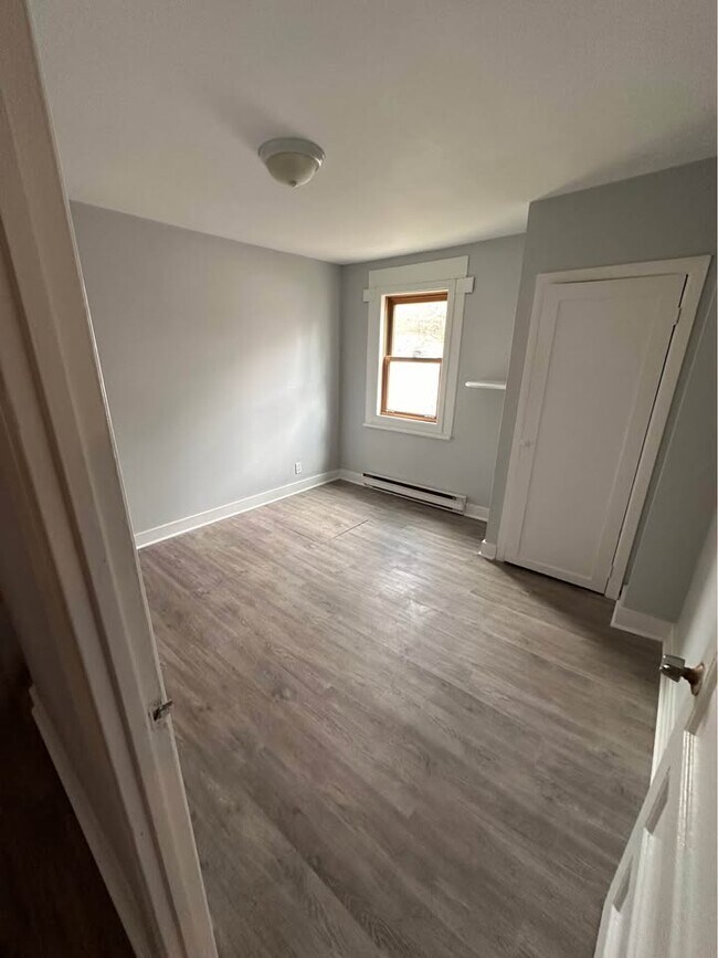 Photo du bâtiment - SPACIOUS 2-BEDROOM MAIN FLOOR APARTMENT