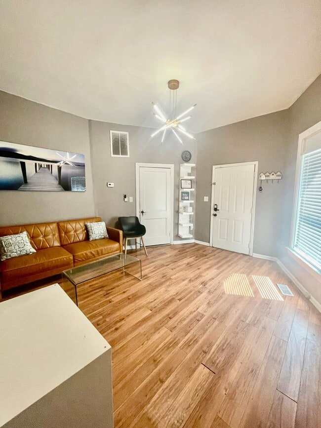 Building Photo - Welcome to this charming 3-bedroom, 1-bath...