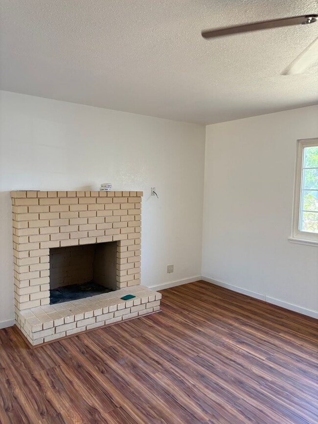 Building Photo - Chowchilla 3/2. A remodeld cutie!