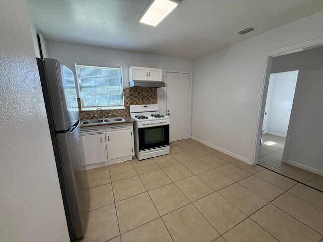 Building Photo - 368 Readwell Dr