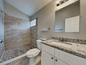 Building Photo - 2313 Green Lawn St