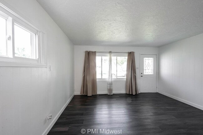 Building Photo - 4627 Karen Dr