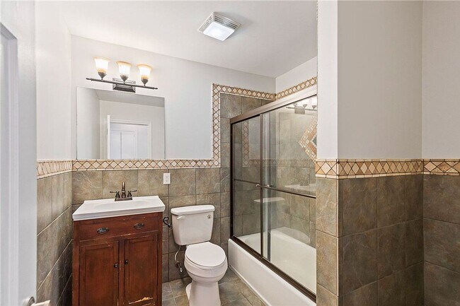 Building Photo - Renovated House With A Pool Available in S...
