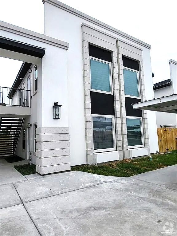 Building Photo - 3704 N Robin Ave