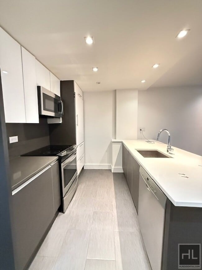 Building Photo - Large newly renovated 2 bed 2 bath - WEST ...