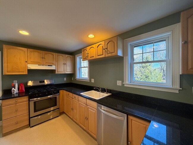 Move-In Ready Townhouse in North Billerica – Unbeatable Transit Access! - Move-In Ready Townhouse in North Billerica – Unbeatable Transit Access!
