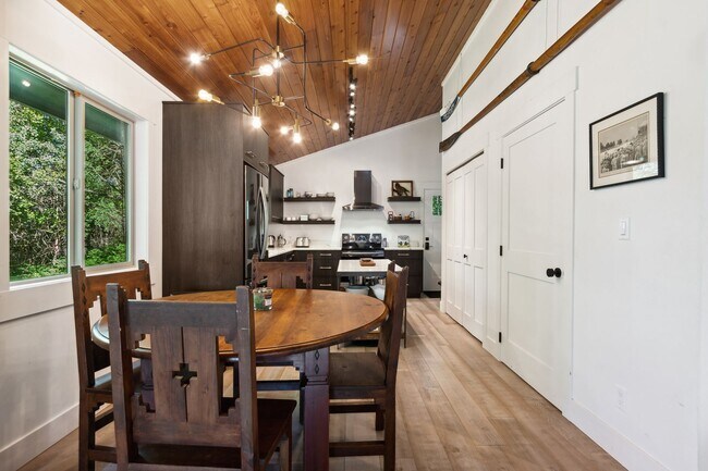 Foto del edificio - 2 bedroom, 1 bath house with Whitefish Lake Access