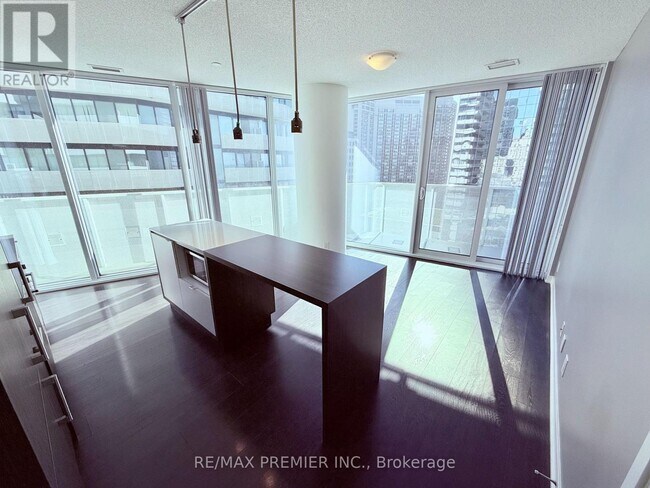 Building Photo - 100 Harbour St