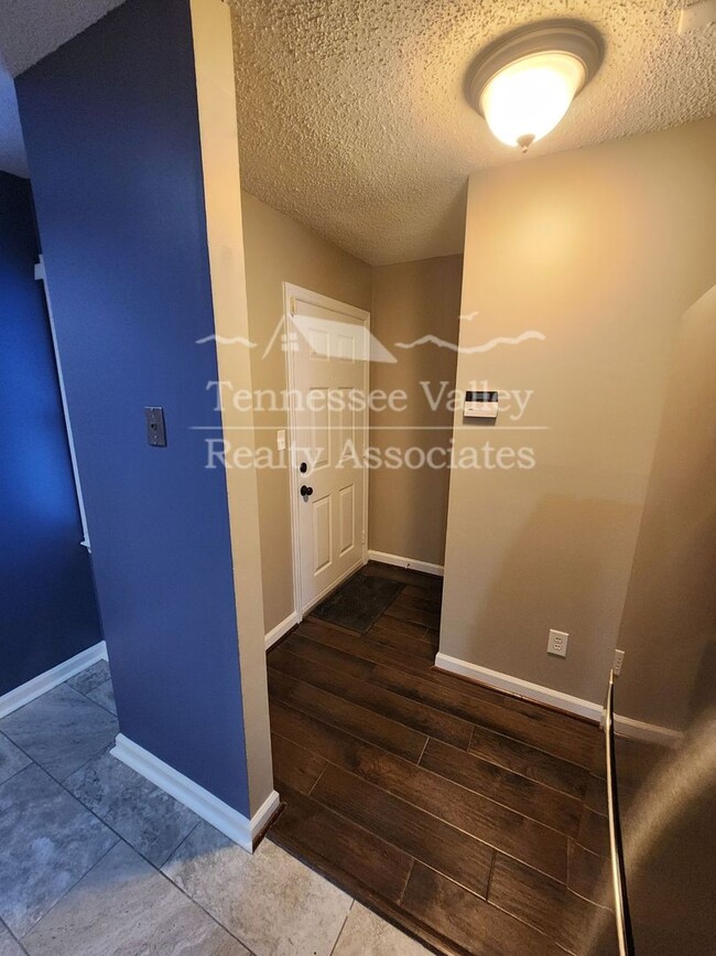 Building Photo - Charming 2-Bedroom, 1.5-Bath Townhouse in ...