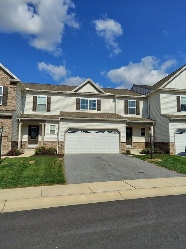 Foto principal - Margarets Grove 3 bedroom, 2.5 bath Townhome