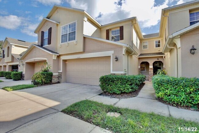 Foto del edificio - Beautiful 3/2.5 Spacious Townhome with a 2...