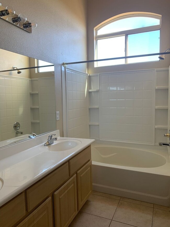 Building Photo - Two Bedroom Townhome in Aliante
