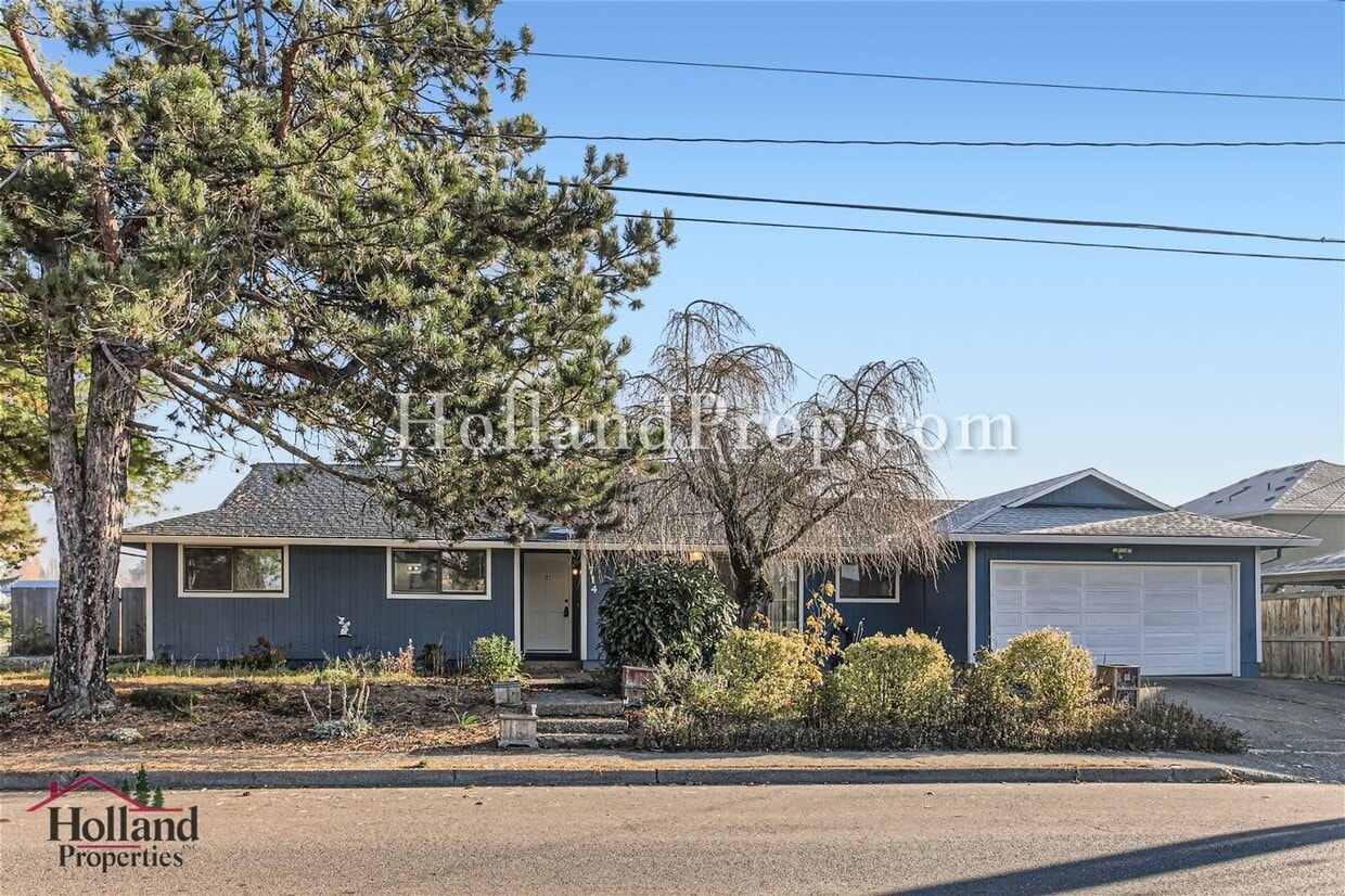Primary Photo - Single level 3 bedroom home located in Cor...