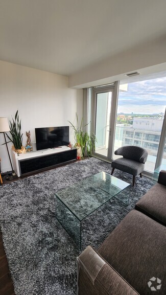 Building Photo - 111 Champagne Av S