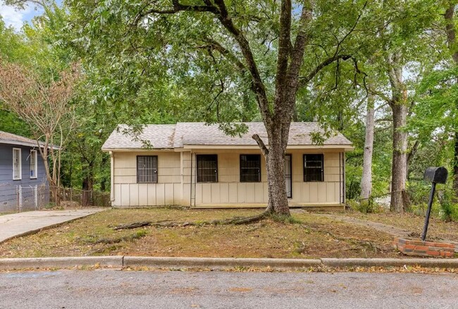 Building Photo - Newly Renovated 3 Bedroom, 1 Bath home Wit...