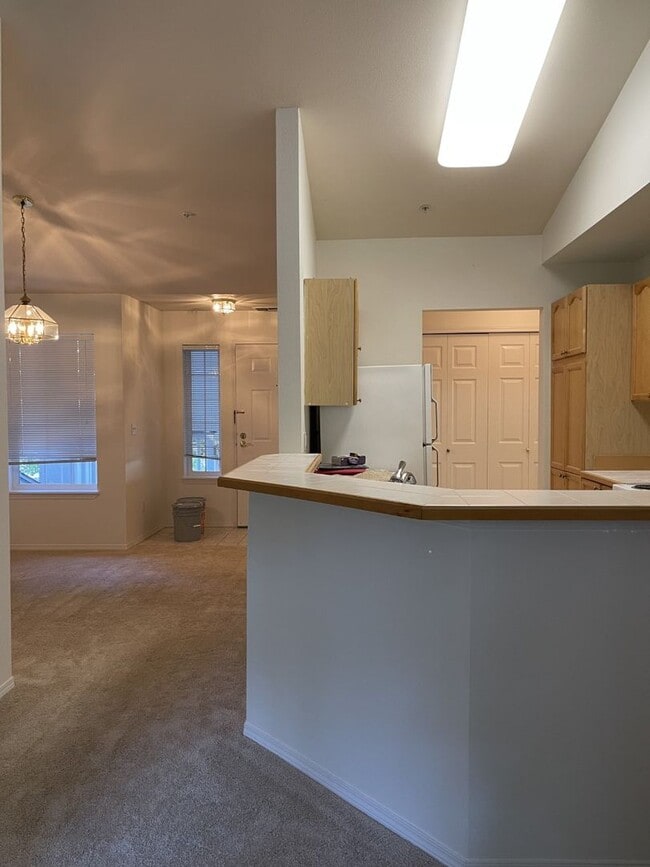 Foto del edificio - Bright, Spacious, Updated Condo with Separ...