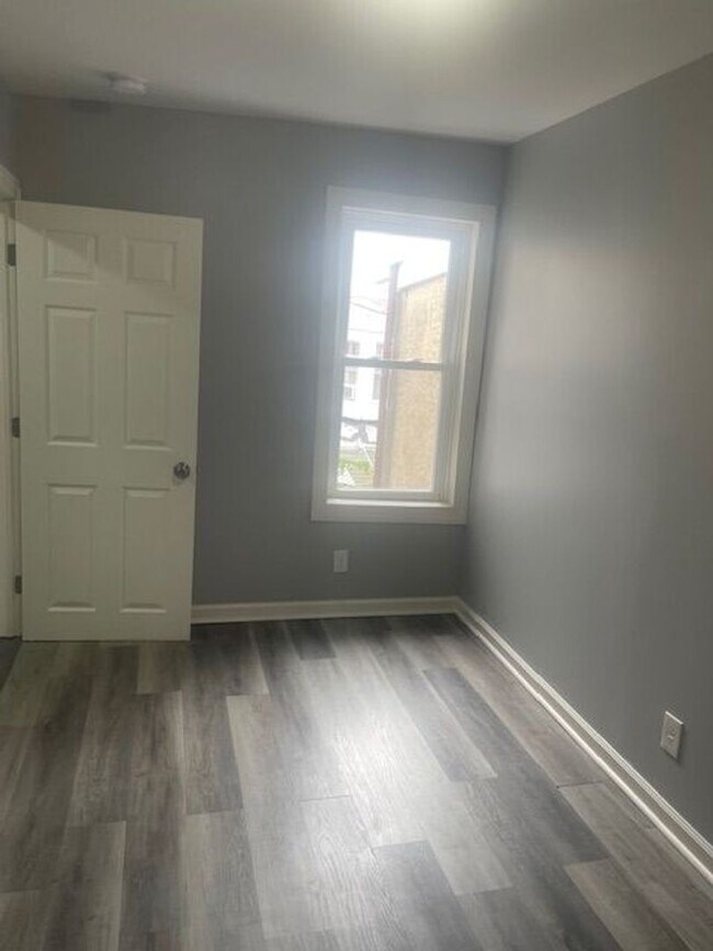 Foto del edificio - 3 Bedroom Home Available Now