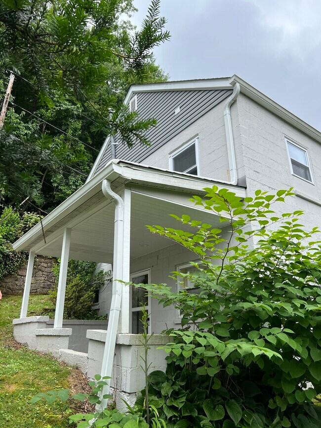 Side porch - 230 Hickory Rd
