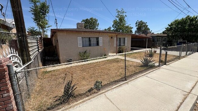 Foto del edificio - 3 bedroom 1 bathroom house located near E. California Ave/ Mt Vernon Ave