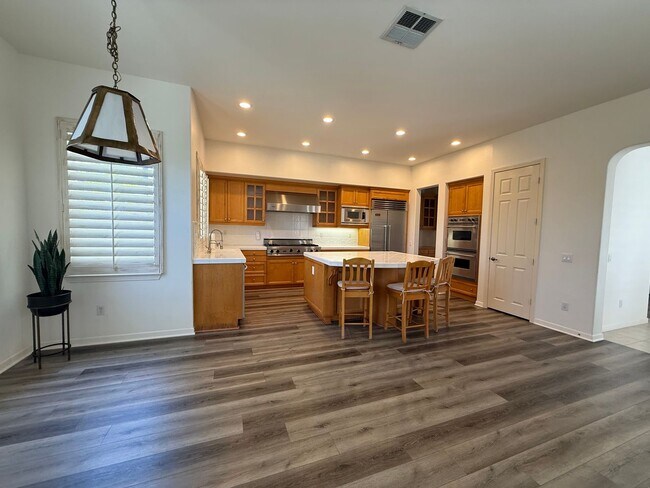 Foto del edificio - 4 bed, 3 1/2 bath beautiful home Wood Ranc...