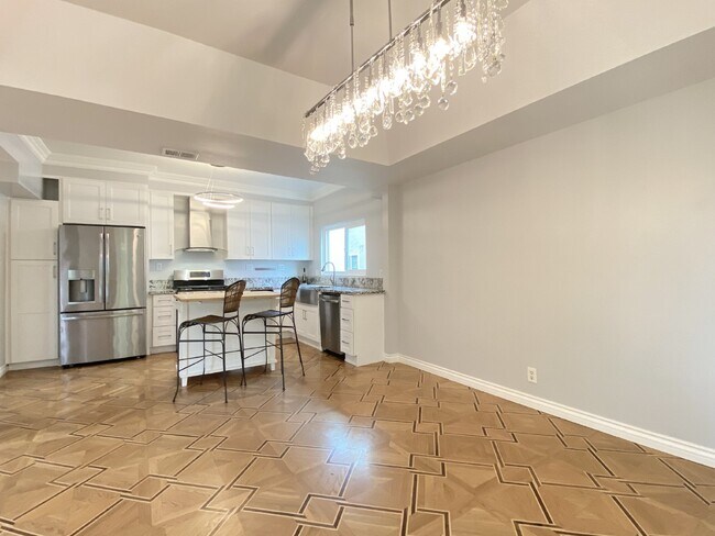 Building Photo - 3+2.5 Charming End-Unit Townhouse in Valle...