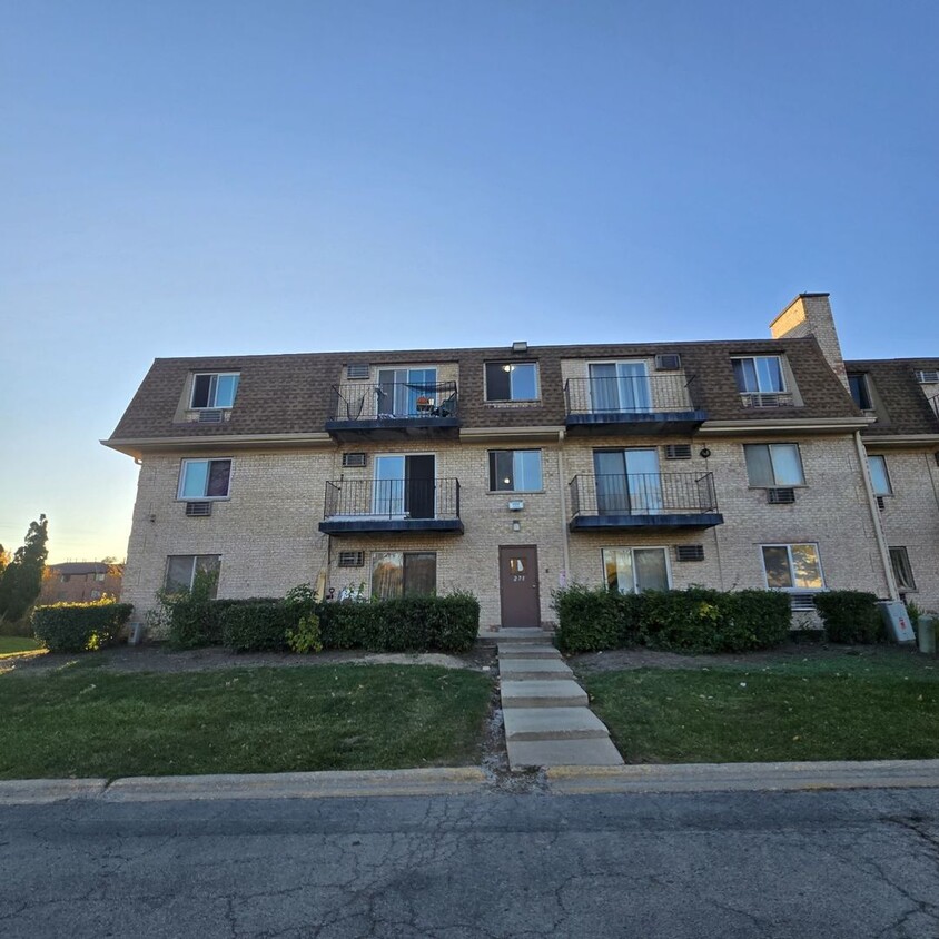 Primary Photo - 271 Shorewood Dr